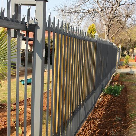 Nini'S Guest Units Hotel Bloemfontein Exterior photo